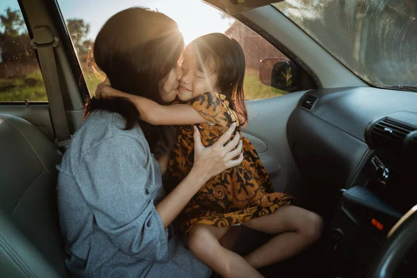 車の中の母と娘の抱擁 — ストック写真