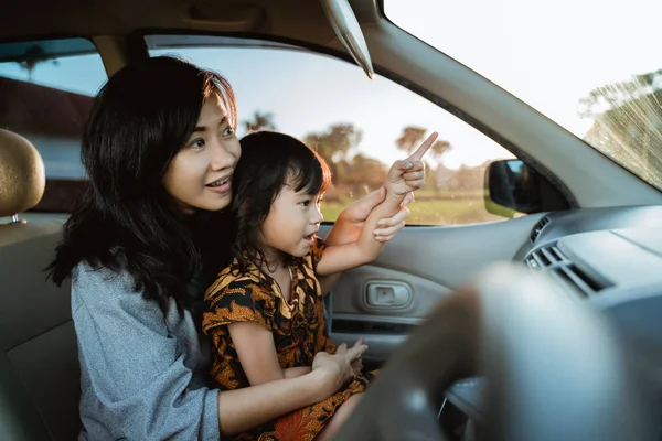 Mère et enfant profiter du voyage dans la voiture — Photo