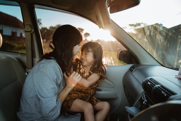 Madre e hija abrazan mientras que en el coche — Foto de Stock