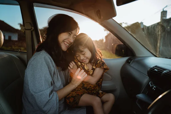 Мать и ребенок наслаждаются поездкой в машине — стоковое фото