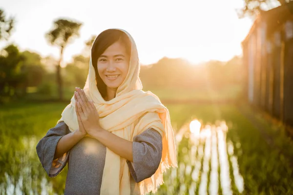 Joven asiático mujer usando hijab — Foto de Stock