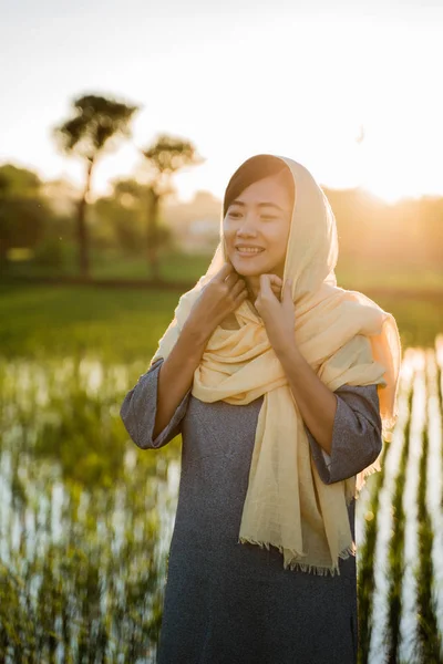 Asiatico donna provare a fix il suo testa sciarpa — Foto Stock