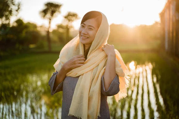 Ung asiatisk kvinna som bär hijab — Stockfoto