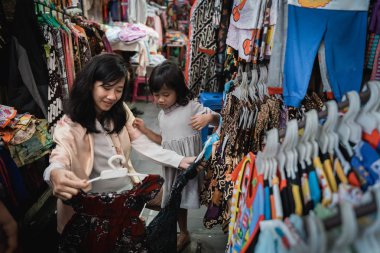 Anne satın almak ve batik kızı için deneyin