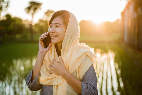 Aziatische vrouw praten over telefoon — Stockfoto
