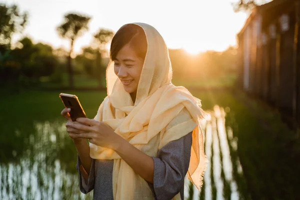 Muslimin mit Smartphone im Freien — Stockfoto