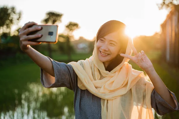 Ásia muçulmano mulher tomar selfie com celular — Fotografia de Stock