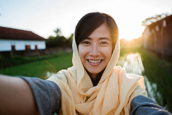 Asijské muslimské ženy si selfie s mobilním telefonem — Stock fotografie