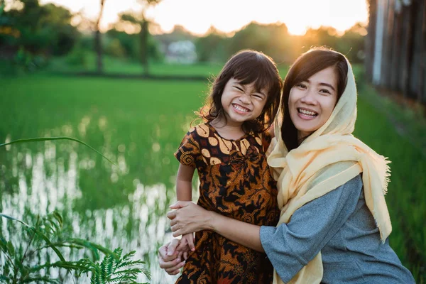 Muçulmano asiático mulher ao ar livre com ela filha — Fotografia de Stock