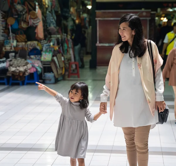 Ibu dan anak di toko pasar tradisional — Stok Foto