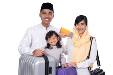 Müslüman aile bavul ve seyahat pasaportu