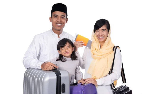 Muslim keluarga dengan koper dan paspor bepergian — Stok Foto