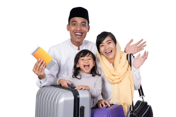 スーツケースと旅行のパスポートを持つイスラム教徒の家族 — ストック写真