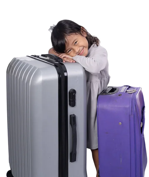 Милая маленькая азиатская девочка с чемоданом — стоковое фото
