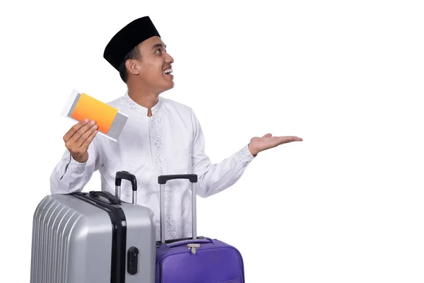 Азиатский мужчина с чемоданом и мусульманская одежда представляет — стоковое фото