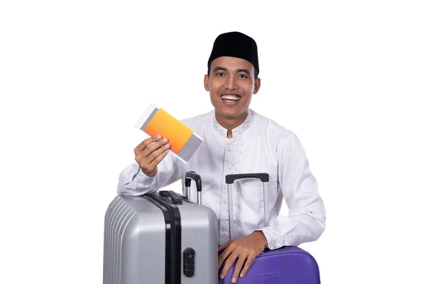 Мусульманский азиат с чемоданом — стоковое фото