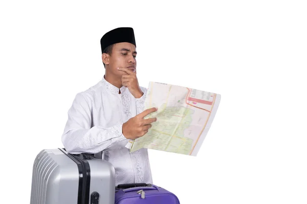 Asiatiska muslimsk man med karta — Stockfoto