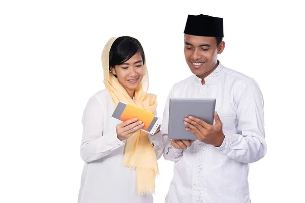 Asiático jovem casal muçulmano usando tablet pc — Fotografia de Stock