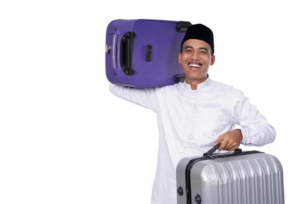 Мусульманский самец с чемоданом для празднования айд мубарака — стоковое фото