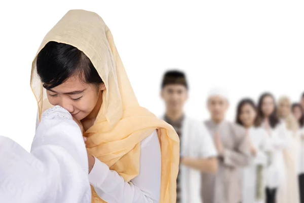 Muslim wanita dengan hijab mencium tangan — Stok Foto