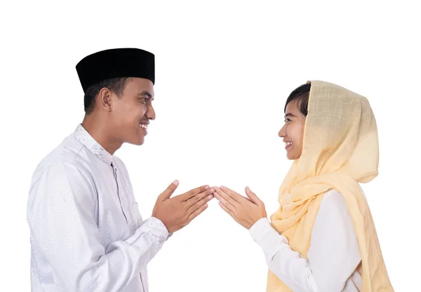 Man and woman greeting in muslim traditional way — Stock Photo, Image