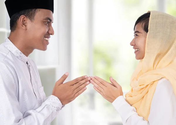 Man and woman greeting in muslim traditional way — Stock Photo, Image