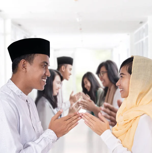 Saludo de hombre y mujer de manera musulmana tradicional — Foto de Stock