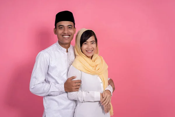Asiatiska muslimska par leende till kamera — Stockfoto
