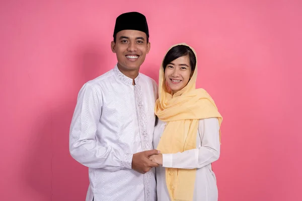 Azjatki pary muzułmańskich, uśmiechając się do kamery — Zdjęcie stockowe