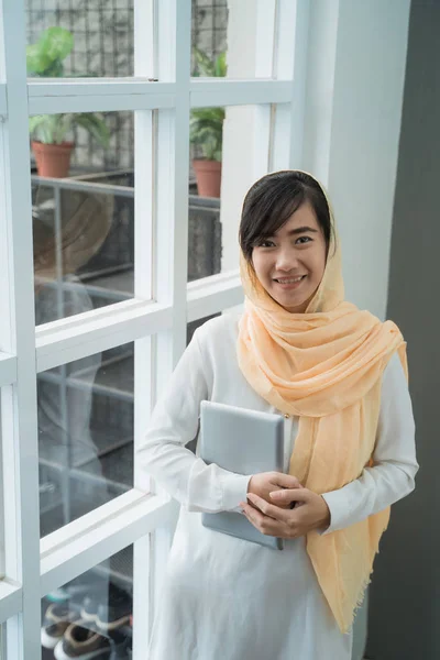 Vrouw met hoofddoek houden van tablet pc — Stockfoto