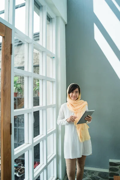 Moslimvrouw dragen hijab met behulp van tablet pc — Stockfoto