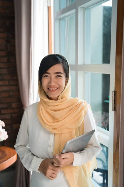 Vrouw met hoofddoek houden van tablet pc — Stockfoto