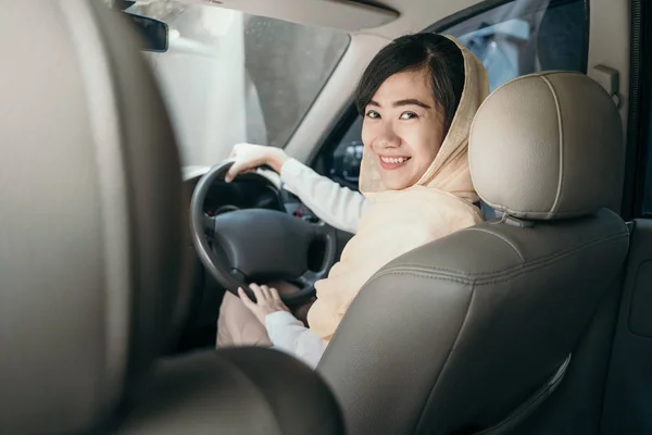 ヒジャーブの車の運転とイスラム教徒の女性 — ストック写真