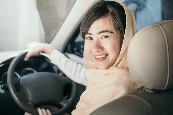 Muslim wanita mengemudi mobil — Stok Foto