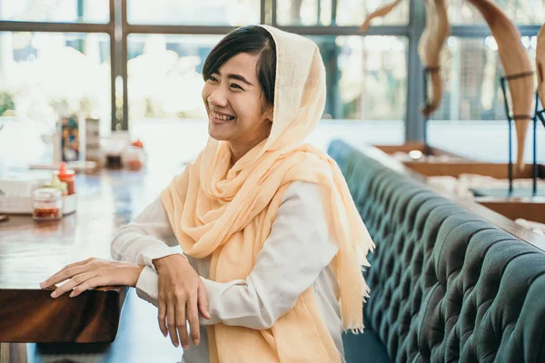 Chica musulmana sonriente en la cafetería — Foto de Stock