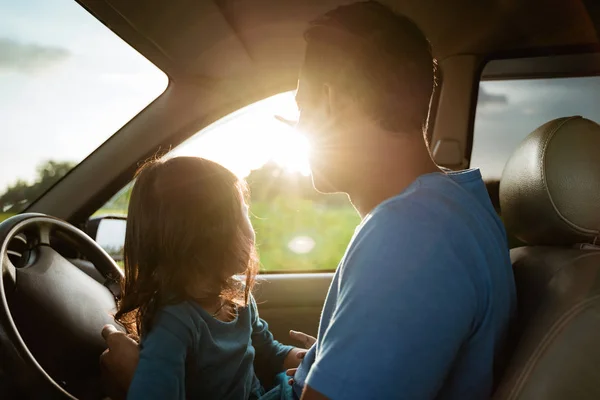 お父さんと娘は車の中で夕日を楽しむ — ストック写真