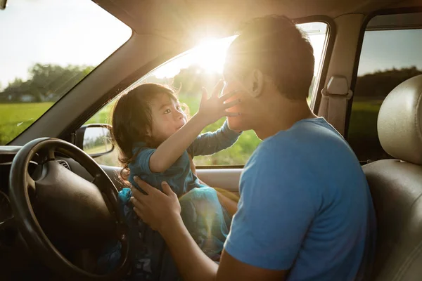 Padre hija jugando en el coche juntos — Foto de Stock