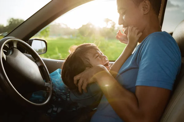 お父さんは車の中で彼女の小さな女の子をくすぐる — ストック写真