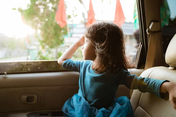 Niña disfrutando del viaje en el asiento trasero — Foto de Stock