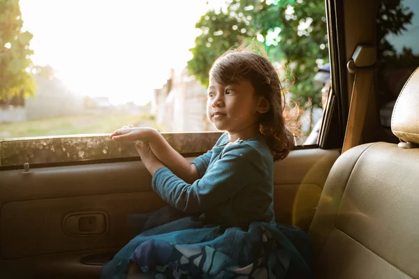 後部座席での旅行を楽しんで少女 — ストック写真