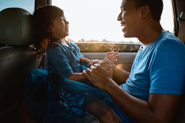 Papi cosquillas su pequeña niña en el coche — Foto de Stock