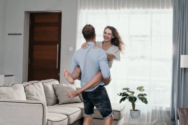 Genç güzel romantik çift öpüşme