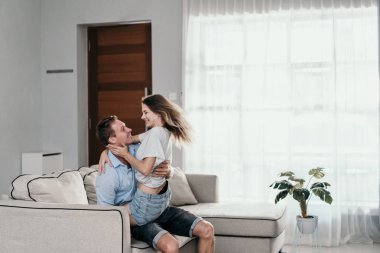 Genç güzel romantik çift öpüşme