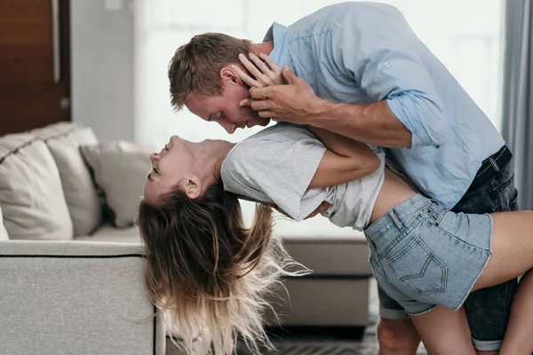 Couple intime dansant à la maison — Photo