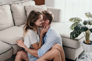 Çift bağ ve yalan sırasında gülümseyen