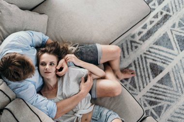 Çift bağ ve yalan sırasında gülümseyen