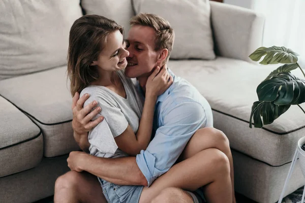 Casal de ligação e sorrindo enquanto deitado — Fotografia de Stock