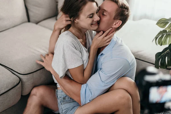 Casal de ligação e sorrindo enquanto deitado — Fotografia de Stock