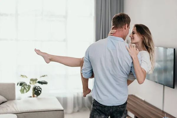 Parejas disfrutando de su tiempo juntos — Foto de Stock