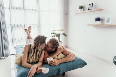 Güzel genç romantik çift bağ